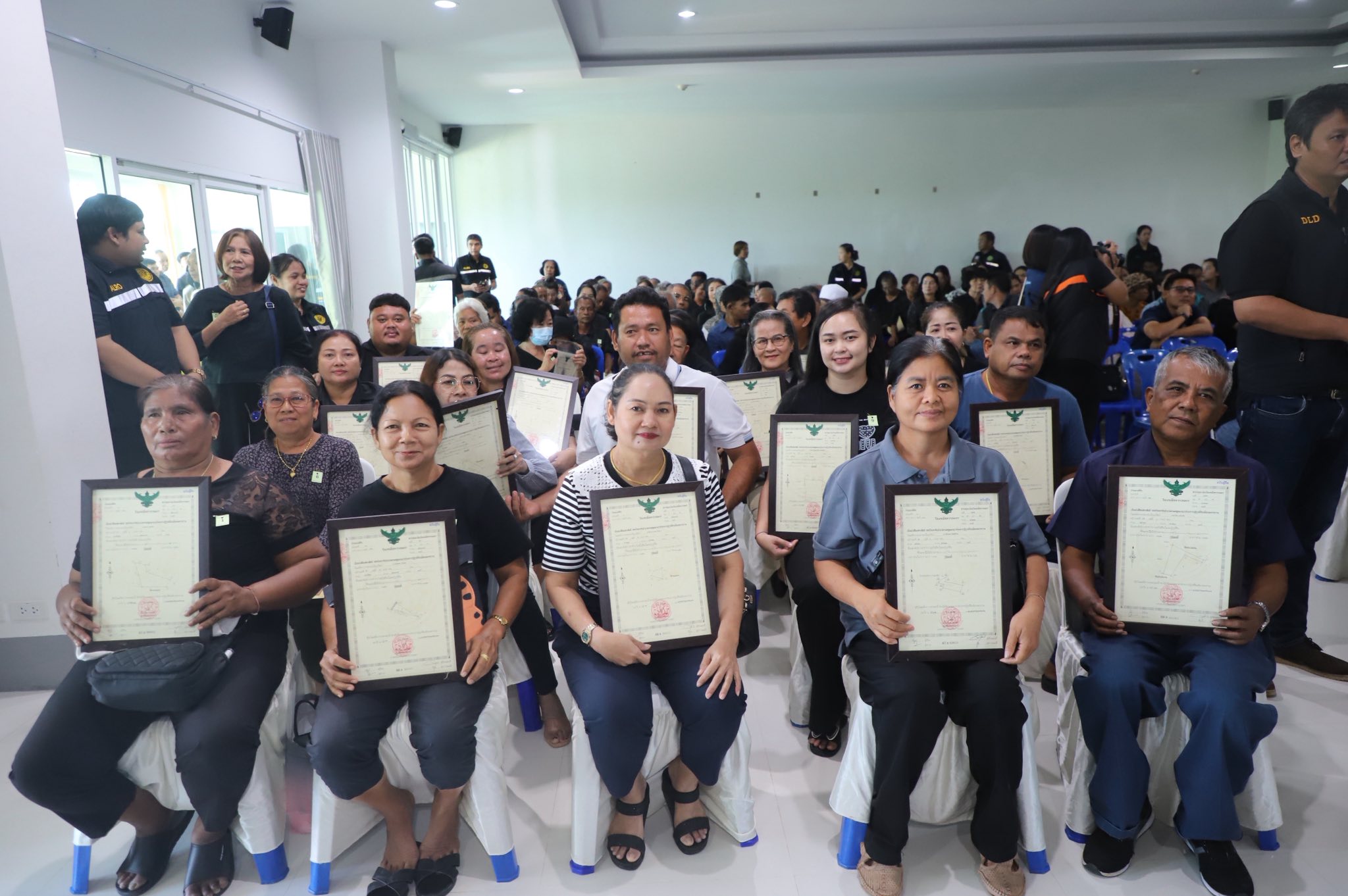 title - รมช.เกษตรฯ มอบโฉนดเพื่อการเกษตร โฉนดต้นไม้ ยกระดับที่ดินทำกินในกระบี่ หนุนเกษตรกรเข้าถึงแหล่งทุน